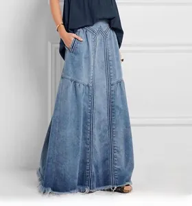 Détail d'une jupe longue en jean bleu clair avec coutures en V et ourlet effiloché