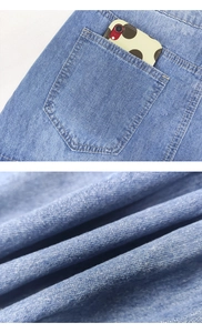 Vista macro della trama denim azzurro e del design della tasca posteriore sulla gonna
