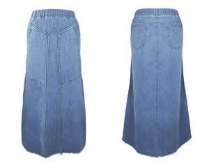 Détail de jupe longue en jean ligne A à taille élastique et ourlet à franges