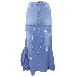 Gonna lunga in denim celeste con orlo a balze, design patchwork e dettagli usurati