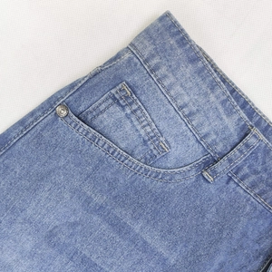 Gonna in denim blu irregolare con trama lavata e dettagli di rivetti in metallo argento