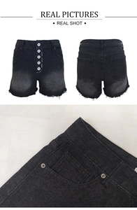 Détail du short en jean taille haute avec cinq boutons argentés et bords effilochés