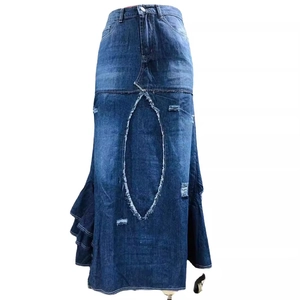 Gonna lunga in denim blu scuro a vita alta con balze a strati e dettagli sfrangiati orlo