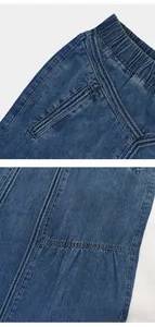 Détail d'une jupe en jean à taille haute élastique avec surpiqûres et poches latérales