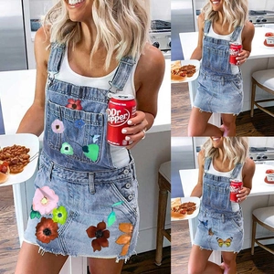 Robe courte en jean sans manches avec imprimé floral, ourlet effiloché et boutons latéraux