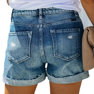 Détail arrière du short en jean taille haute avec poches usées et ourlets retroussés