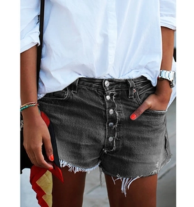 Vue détaillée du short en jean gris foncé avec braguette boutonnée et ourlets effilés