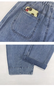 Détails de la taille élastique et des poches plaquées sur le pantalon denim bleu