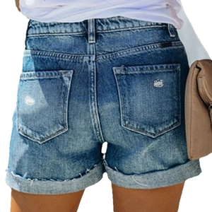 Short en jean bleu pour femme avec ourlet à revers et détails usés sur la poche