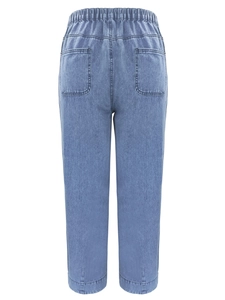 Détail du pantalon en jean bleu clair pour femme avec taille élastique et doubles poches arrière