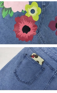 Gros plan sur le denim foncé avec imprimé floral vif et détail de poche arrière pratique
