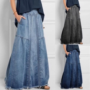 Jupe longue en jean coupe évasée taille haute avec ourlet effiloché en trois coloris
