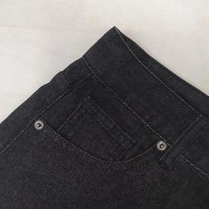 Short en jean noir foncé à taille haute avec rivets métalliques et coutures solides
