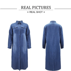 Robe chemise en jean bleu à manches longues avec poches poitrine et boutons de face