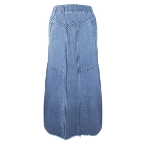 Jupe longue évasée en denim bleu moyen avec taille haute élastique et détails effilochés