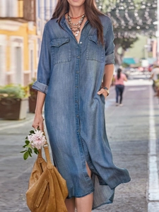 Détail de la robe chemise en jean délavé clair avec boutons et poches de poitrine