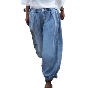 Pantalon de harem en jean délavé bleu pour femme avec taille élastique et bouton blanc