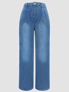 Detaillierte Vorderansicht der High-Waist-Jeans mit weitem Bein aus hellblauem Denim-Stoff