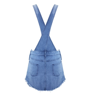 Vue arrière d'une robe chasuble en jean bleu avec bretelles croisées et ourlet effiloché