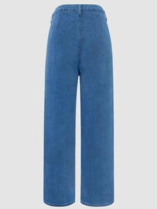 Detailansicht der Rückseite der Jeans mit Gürtelschlaufen und präzisen Nähten
