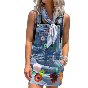 Robe salopette en jean bleu clair à imprimé fleuri avec coupe courte sans manches
