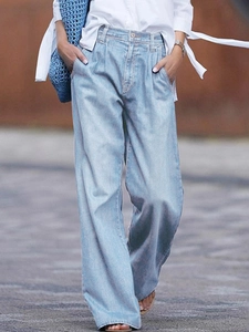 Nahaufnahme der hohen Taille mit Falten und hellblauer Waschung der weiten Denim-Jeans