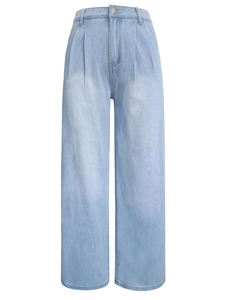 Detailansicht der hellblauen High-Waist-Jeans mit weitem Bein und doppelten Bundfalten