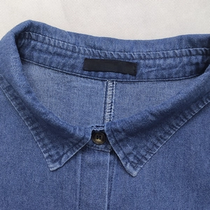 Robe chemise longue en jean bleu à manches longues avec col classique et boutonnage