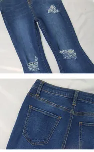 Dettaglio dei jeans a zampa blu scuro con strappi usurati e cuciture gialle a contrasto