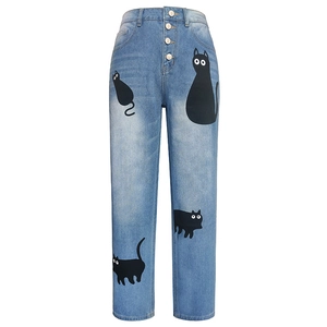 Détail de jean taille haute avec quatre boutons métalliques et imprimés chats noirs