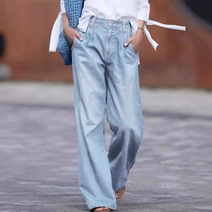 High Waist Damen Jeans mit weitem Bein in hellblauer Waschung und entspannter Passform