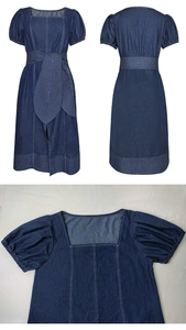 Detail eines Jeans-Midikleids mit eckigem Ausschnitt, Kontrastnähten und Puffärmeln