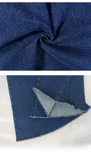 Macro della trama denim blu scuro e dettaglio dell'orlo a taglio vivo sui jeans