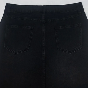 Détail des poches arrière symétriques et des passants de ceinture sur jupe en jean noire