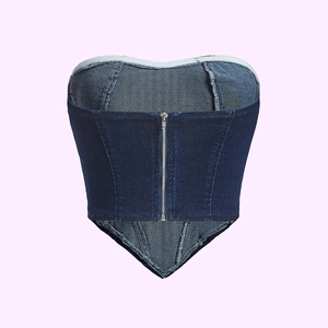 Dettaglio del top a fascia in denim blu con trama del tessuto e cerniera in metallo