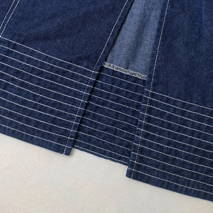 Modisches Indigo Denim Maxikleid mit hohem Schlitz und weißen Ziernähten als Detail