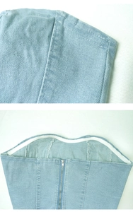 Dettaglio top a fascia in denim celeste con striscia antiscivolo e zip in metallo