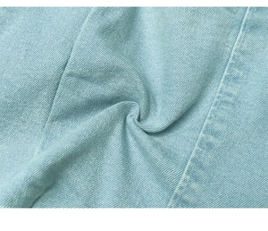 Macro della trama del tessuto denim azzurro e del motivo a saia per top corsetti