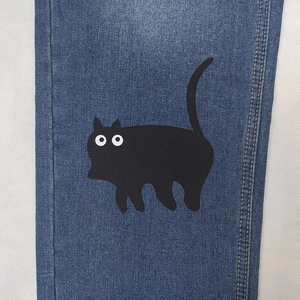 Jean vintage taille haute bleu avec imprimé graphique de chat noir espiègle pour femme