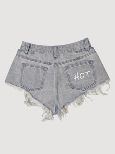 Dettaglio degli shorts in denim azzurro con stampa HOT e orlo a taglio vivo