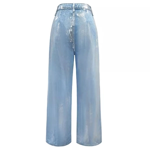 Jean droit taille haute à revêtement métallique argenté bleu clair vue de l'arrière