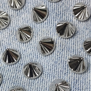 Pantaloncini di jeans con eleganti rivetti in metallo argento e punte coniche decorative