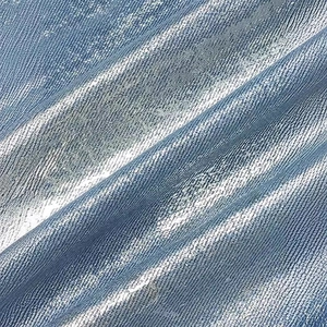 Vue détaillée du tissu denim bleu clair avec un fini brillant argenté métallisé