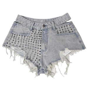 Pantaloncini in denim strappati con borchie punk argento e ritagli simmetrici in vita