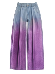 Détail du denim bleu clair avec dégradé violet métallique et coupe large plissée