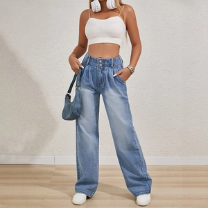 Detail von High-Waist-Jeans mit weitem Bein, Doppelknopfverschluss und Gummizug