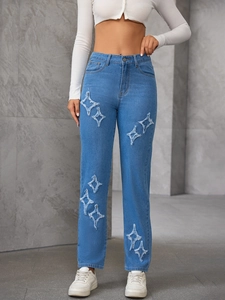 Jean femme ajusté bleu clair avec broderie vintage et détails étoiles effet effiloché