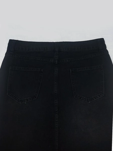 Vue arrière d'une jupe longue trapèze en denim noir avec poches et passants de ceinture
