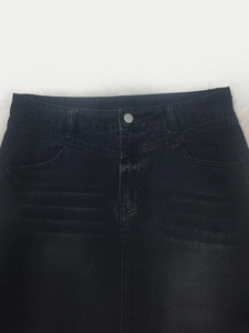 Jupe longue trapèze en denim noir délavé à taille haute avec poches et bouton en métal