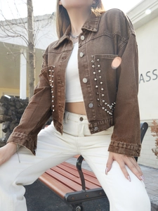 Retro kurze Jeansjacke in Braun mit silbernen Metallnieten und Langarm für Damen